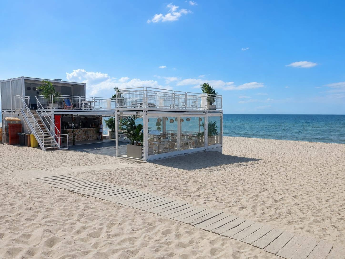 Nowoczesna kawiarnia na piaszczystej plaży nad Bałtykiem